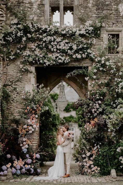 Manor Wedding Ideas, Euridge Manor Wedding, Euridge Manor, Cotswold Wedding, Uk Countryside, Manor House Wedding, English Classic, Floral Arch Wedding, Wedding Destinations