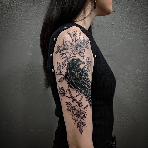 60+ Mysterious Raven Tattoo Designs With Secret Meanings - InkMatch Back Tattoo Women Upper, Wild Rose Tattoo, Skull Tattoo Flowers, Crow Tattoo Design, Rose Tattoo Meaning, Black Bird Tattoo, Crow Tattoo, Upper Arm Tattoos, Inspiration Tattoos