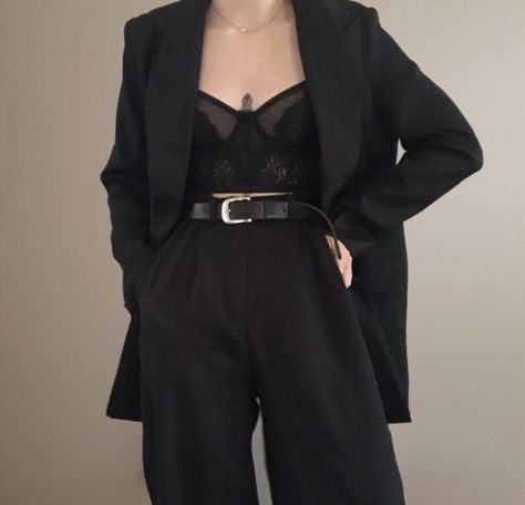 Power Suit With Corset, Buissnes Outfit Dark, Mob Outfit Women, Dark Suit For Women, Aesthetic Suit Woman, Female Suits Aesthetic, Dark Elegant Aesthetic Outfit, Female Mafia Boss Outfit