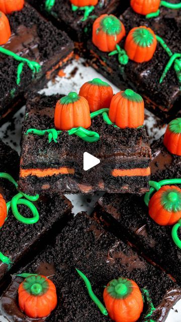 Emily | My Messy Kitchen on Instagram: "Ring in October by making these Halloween Oreo Brownies 🎃 

✨click the link in my bio above to find the recipe or comment ‘recipe’ below and I will send you the link! 

#mymessykitchenn #easyrecipes #foodblogger #brownies #oreos #halloween" Oreo Halloween Desserts, Halloween Brownies, Halloween Oreos, Instagram Ring, Cream Cheese Topping, Oreo Brownies, Messy Kitchen, Halloween Desserts, Halloween Recipes