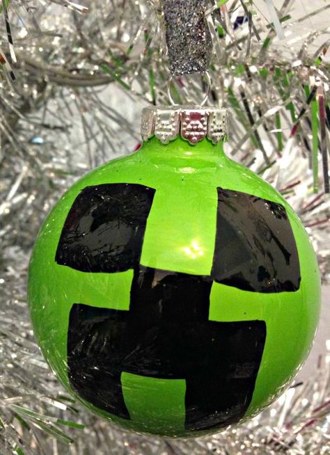 Watch a step-by-step tutorial teaching you how to make a Minecraft Creeper Christmas Ornament. Minecraft Christmas Tree, Minecraft Christmas, Minecraft Party, Minecraft Crafts, Kids Ornaments, Mason Jar Diy, Mason Jar Crafts, Jar Crafts, Homemade Christmas