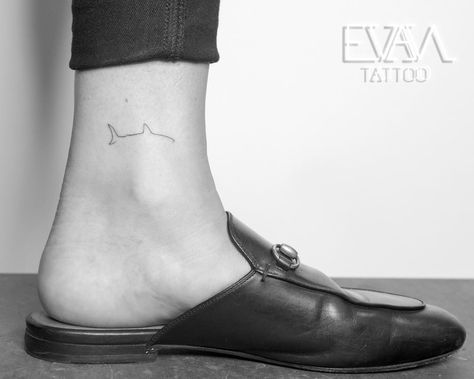 evantattoo on Instagram: “Shark⠀⠀⠀⠀⠀⠀⠀⠀⠀ ⠀⠀⠀⠀⠀⠀⠀⠀⠀ Thanks Allie⠀⠀⠀⠀⠀⠀⠀⠀⠀ #evantattoo #shark” Line Animals, Shark Tattoo, Shark Tattoos, Minimalist Line Art, Nature Ocean, Toenail Polish, Spine Tattoo, Aquatic Animals, Winter Cardigan