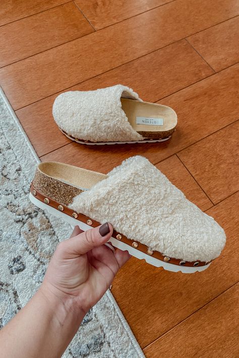 A pair of off white sherpa clogs by Steven. Sherpa Clogs Outfit, Dressy Casual Winter, Sherpa Clogs, Fuzzy Clogs, Fall Clogs, Fall Shoes For Women, Clog Outfit, Winter Clogs, Mules Outfit