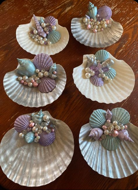 Welk Shell Crafts, Painted Shells Seashells Christmas Ornament, Clam Shell Crafts Diy Ideas, Scallop Shell Craft Ideas, Painted Shells Seashells, Clam Shell Crafts, Decorated Seashells, Scallop Shell Art, Shell Canvas Art