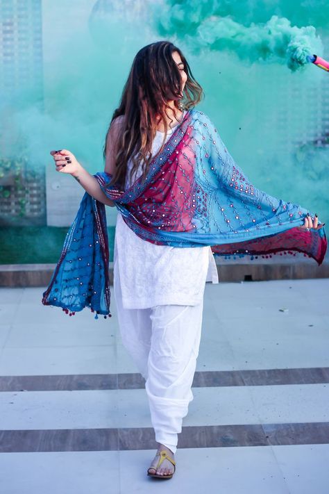 Holi Photoshoot Ideas For Women, Holi Festival Outfit Indian, Holi Look For Women, Holi Reels, Holi Outfits Women, Holi Outfit Ideas, Holi Photoshoot Ideas, Holi Look, Holi Outfits