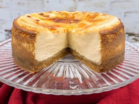 Creme brulee cheesecake recipe - Splash of Taste - Vegetarian Recipes Creme Brulee Cheesecake Recipe, Brulee Cheesecake, Ginger Cheesecake, Creme Brulee Cheesecake, Yummy Biscuits, Bake A Cake, Springform Pan Cake, Cheesecake Toppings, Lil Jon