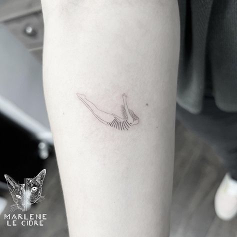 50 Amazingly Small Micro Tattoos That Make a Big Impression | Micro Tattoos A teeny-tiny tattoo can make an outsized impact. Take a look at these stunning micro tattoos. Culture Small Realism Tattoos For Women, Teeny Tattoos, Tiny Tree Tattoo, Micro Realism Tattoo, Swimmer Tattoo, Micro Tattoo, Small Neck Tattoos, Tiny Tats, Gem Tattoo