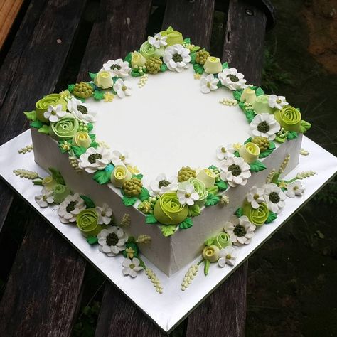 8"x8" chocolate moist cake underneath the buttercream flowers #yattshantarancake Sheet Cake Flowers, Elegant Sheet Cake, Elegant Sheet Cake Designs, Sakura Cake, Chocolate Moist Cake, Square Birthday Cake, Birthday Cake For Boyfriend, Cake For Boyfriend, Daisy Cake