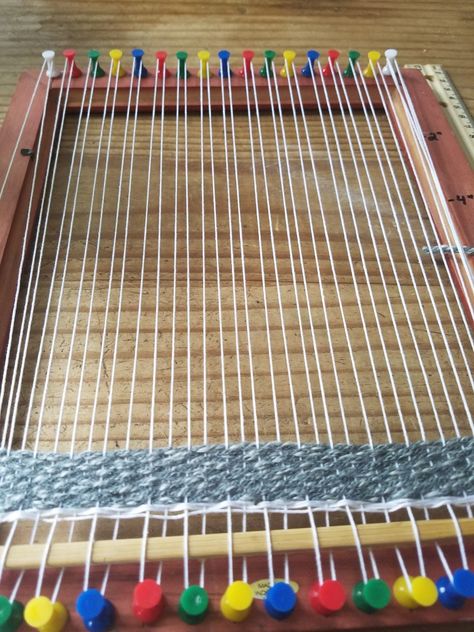 Weaving Patterns Loom, Loom Yarn, Weaving Book, Braided Rug Diy, Weaving Loom Diy, How To Weave, Weaving Loom Projects, Creation Art, Diy Crafts For Adults