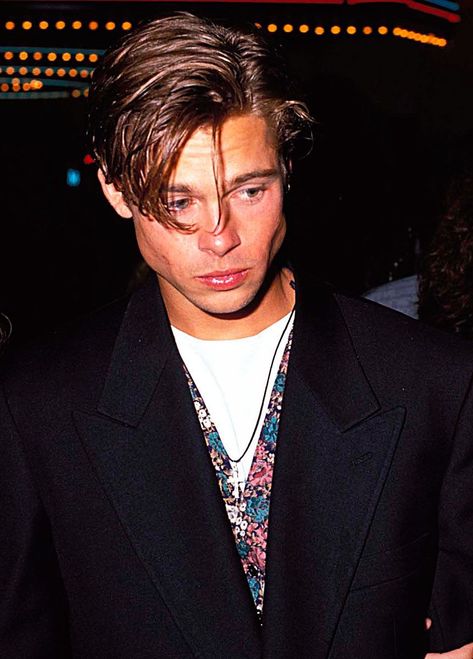 Brad Pitt Haircut, Brad Pitt Hair, 90s Boys, 90s Actors, 90s Hairstyles, Vintage Boys, Film Serie, Brad Pitt, Angelina Jolie