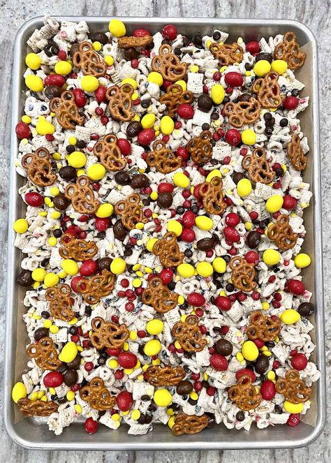 Mickey Mouse Lovers Snack Mix by The BakerMama Mickey Party Snacks, Kids Party Mix Snack, Mickey Mouse Punch Recipes, Mickey Mouse Candy Bar Ideas, Mickey Themed Snacks, Mickey Mouse Treat Table Ideas, 2 Mickey Mouse Birthday Party, Mickey Mouse Trail Mix Recipe, Mickey Mouse Food Table