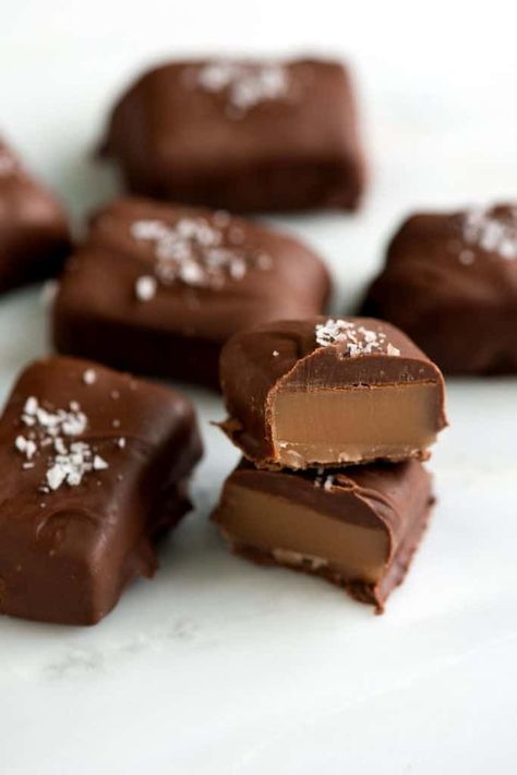 Chocolate Covered Caramels, Dessert Aux Fruits, Christmas Candy Recipes, Salted Chocolate, Caramel Recipes, Think Food, Homemade Candies, Candy Desserts, Chocolate Caramels