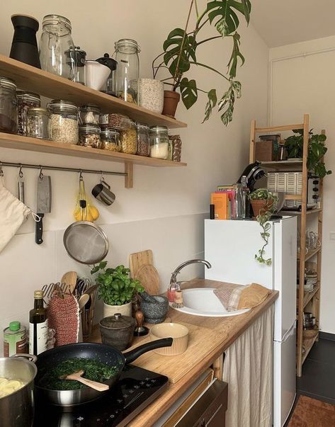 Minimal Artsy Apartment, Aesthetic Dorm Kitchen, Cottagecore Minimalist Aesthetic, Small Apartment Inspo, Nyc Apartment Kitchen, Small Apartment Aesthetic, Kitchen Retro Vintage, Interior Design Per La Casa, Dream Apartment