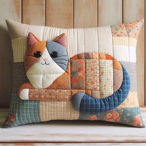 Cat Pillow Pattern, Cat Quilt Patterns, Patchwork Quilting Designs, Animal Cushions, Cat Pillow Cover, Fabric Christmas Ornaments Diy, Cat Cushion, Cat Throw Pillow, Christmas Ornaments Diy