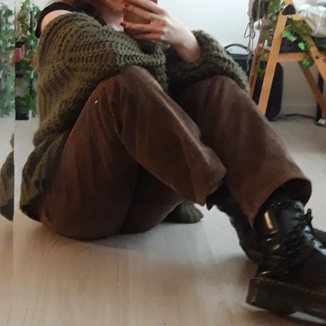 Moss Aesthetic Outfit, Green Flannel Aesthetic, Green Dark Academia Outfit, Green And Brown Aesthetic Outfit, Dark Green Cardigan Outfit, Forest Academia Outfit, Forest Outfit Aesthetic, Green Academia Outfit, Forest Core Outfits