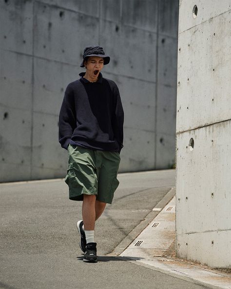 Black Shorts Outfit, Black Sports Shoes, Minimal Streetwear, Boys Summer Fashion, Mens Shorts Outfits, 일본 패션, Sports Shoes Outfit, Dad Fashion, Outfit Vintage