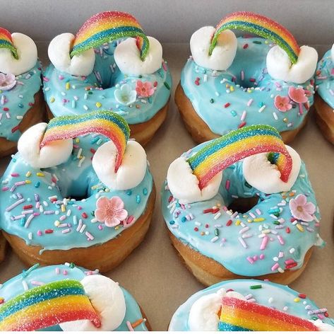 Rainbow Donut Cake, Rainbow Donuts Ideas, Doughnut Decorations, Donut Decorating Ideas, Fancy Donuts, Rainbow Donut, Homemade Donuts Recipe, Donut Dessert, Rainbow Birthday Cake