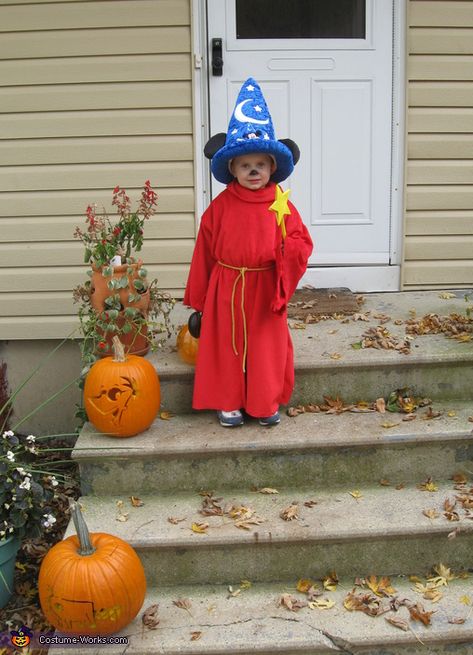 Sorcerer Mickey Costume - Halloween Costume Contest via @costumeworks Homemade Costumes For Boys, Hollywood Halloween Costumes, Disney Family Costumes, Mickey Costume, Costumes For Boys, Sorcerer Mickey, Disney Dress Up, Cartoon Costumes, Disneyland Halloween