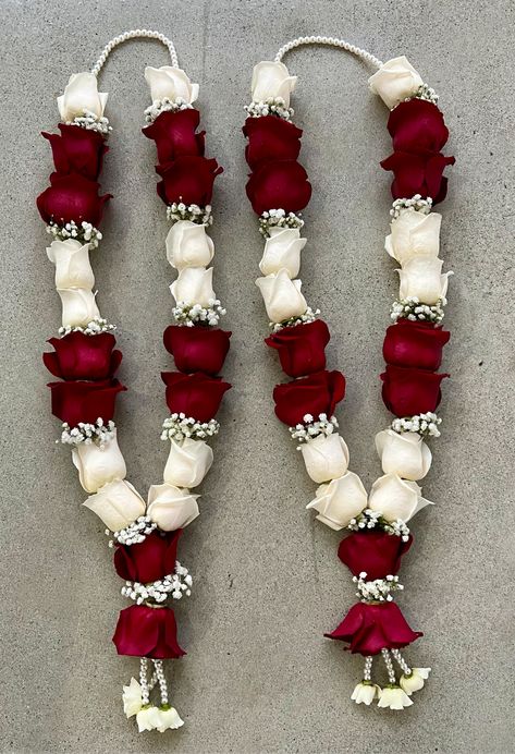 Bridal Mala Flower, Indian Wedding Flower Garland, Simple Garland For Engagement, Garlands Wedding Indian Flower For Reception, Rose Garland Wedding Indian, Varmala Indian Weddings Garlands, Red Rose Varmala, Jai Mala Designs, Flowers Varmala