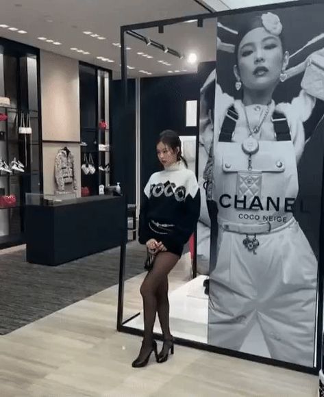 Chanel Coco Neige, Chanel Jennie, Jennie Instagram, Jennie Chanel, Chanel Resort, Red Louboutin, Dance Kpop, Jennie Lisa, Chanel Black