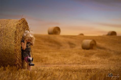 Finding Great Photography Locations for Beautiful Photographs Haybale Photoshoot, Hay Bale Photoshoot, Wheat Drawing, Cute Senior Pictures, Conceptual Photo, Flower Photoshoot, Luxury Restaurant, Photography Inspiration Portrait, Hay Bales