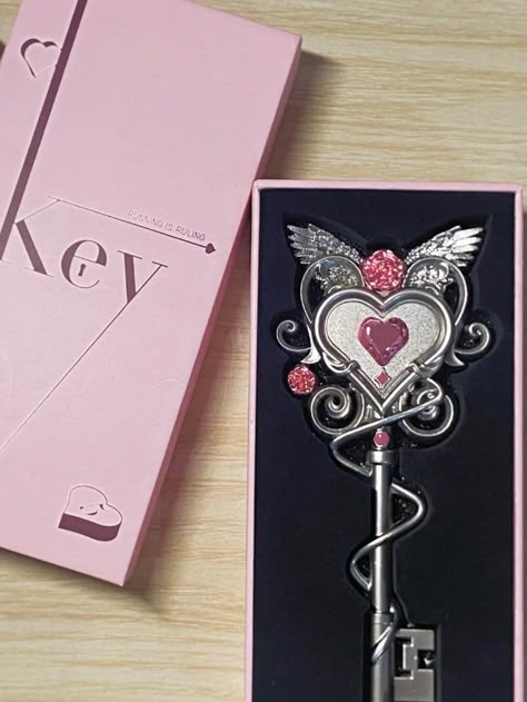 The Key To My Heart, Desain Buklet, Heart Key, Kawaii Accessories, Heart And Key, Pink Girly Things, Key To My Heart, Pretty Jewellery, Pink Aesthetic