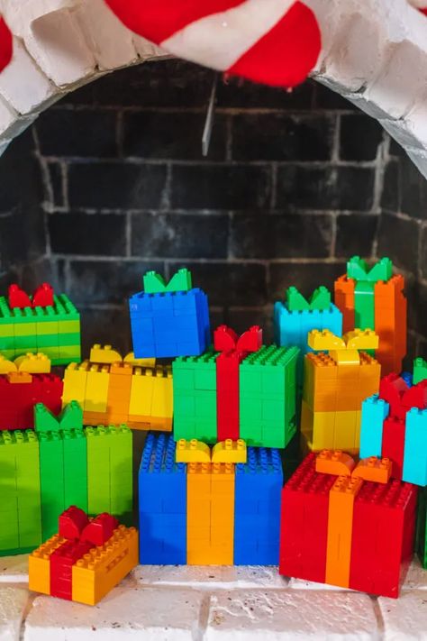 How To Make LEGO Christmas Presents - easy DIY instructions for you to recreate! Lego Christmas Decorations, Lego Craft Ideas, Christmas Lego Ideas, Lego Presents, Lego Organizer, Lego Christmas Ornaments, Deco Lego, Lego Ornaments, Lego Christmas Village