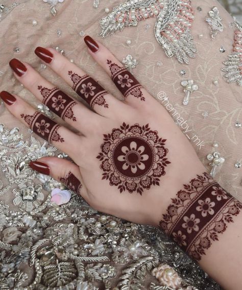 Mehndi ✨Heena ✨ Korean Mehndi Design, Ghevar Mehendi Designs, Back Said Mehndi Design Bridal, Pakistani Mehndi Designs Back Hand, Mehndi Pakistani Design, Mendi Design Unique Stylish, Round Mehndi Design Front Hand, Back Hand Flower Mehndi Designs, Heena Mehendi Designs Arabic