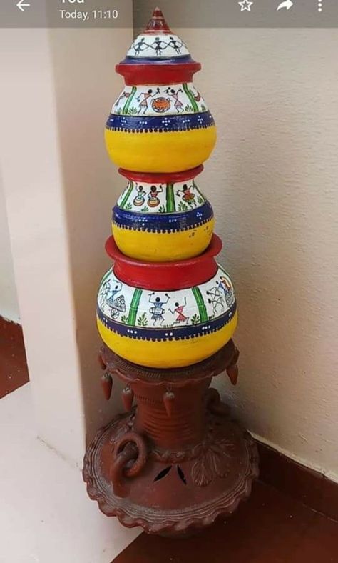 Pongal Pot Painting Ideas, Matka Decoration Pots Painting, Matka Decoration Pots Wedding, Mataka Art, Small Pot Painting Ideas, Matka Decoration, Indian Handicrafts Decor, Kalash Decoration, Worli Painting