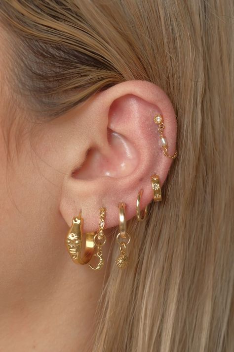 Hoops With Charms, New Piercing, Accessorize Jewellery, Cool Ear Piercings, Pretty Ear Piercings, Studio Jewelry, Cool Piercings, Ear Stack, Solid Gold Earrings