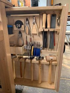 Wood Working Station, Jewellery Workshop Ideas, Jewelry Studio Workspaces, Jewelry Studio Space, Jewelry Studio Organization, Jewelers Bench, Jewellery Workshop, Portable Workbench, Art Studio Organization