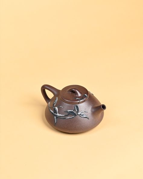 Finishing up a yixing teapot named snow and bamboo . The lead of bamboo is dark green ming guo lv ni zisha clay , and the snow is white. Then after an appointment this teapot was sent to the kiln to be wood fired. I feel like being attracted by this artwork. Hope you are all have a good day.#artcollector #gongfucha #clayart #clayartwork #teatime Zisha Teapot, Yixing Teapot, Have A Good Day, Art Collector, Clay Art, The Snow, Kiln, Good Day, Dark Green