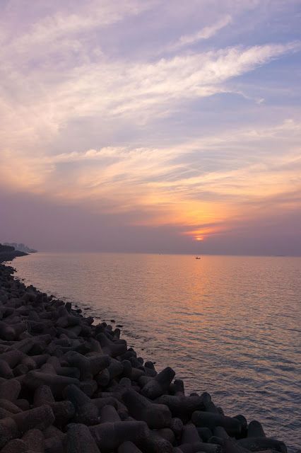 Sunset At Nariman Point, Casual Abstractions, Mumbai  Soaking the last sunset and the positive vibes from a place that has the most special in my heart!   http://www.casualabstractions.com/2018/12/soaking-last-sunset-of-2018-at-nariman-point-mumbai-photostory.html  #MumbaiDairies #SunsetStories #Love #SunsetPhotography #NarimanPoint #Mumbai #Churchgate #LastDayof2018 #CasualAbstractions Nariman Point Mumbai Night, Sunset In Mumbai, Churchgate Mumbai Aesthetic, Mumbai Snap Stories, Mumbai Aesthetic Video, Acorn Aesthetic, Mumbai Vibes, Churchgate Mumbai, Aesthetic Mumbai