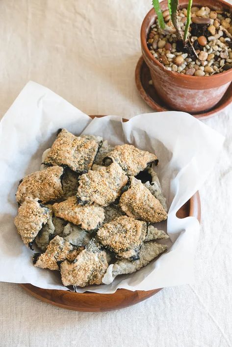 Fried Seaweed, Pastry Twists, Seaweed Chips, Fish Allergy, Seaweed Snack, Sinchan Cartoon, Nori Seaweed, Seaweed Snacks, Glutinous Rice Flour