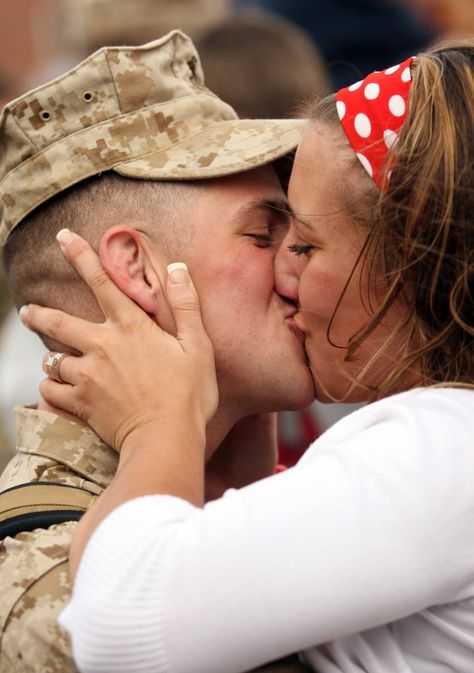 Soldier Homecoming, Military Welcome Home, Welcome Home Soldier, Military Moments, Soldiers Coming Home, Heart Exploding, Camp Lejeune, Army Couple, Military Homecoming