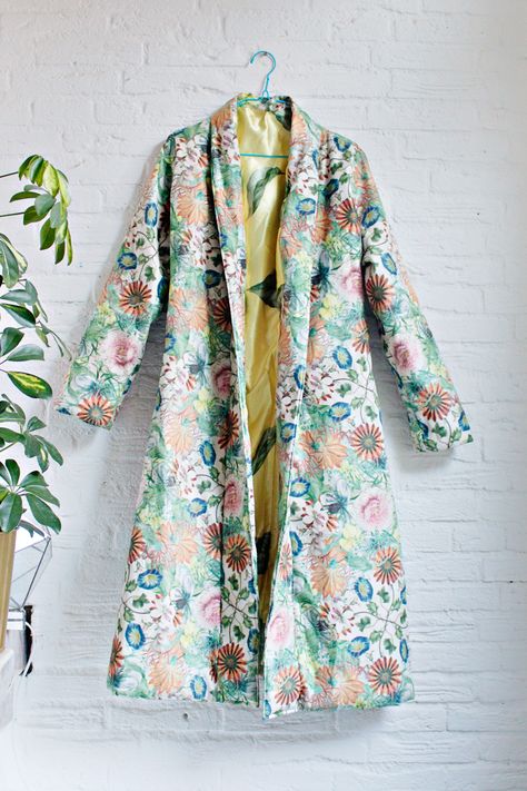 SEWING DIY | How to Make a Robe Coat in 30 Steps Without a Sewing Pattern Quilted Robe Sewing Pattern, Sew Robe Pattern, Coat Alterations Diy, No Waste Coat Pattern, Outerwear Sewing Patterns, Winter Coat Pattern Sewing Free, Sew Without Pattern, Robe Sewing Pattern Free, Quilted Robe Pattern