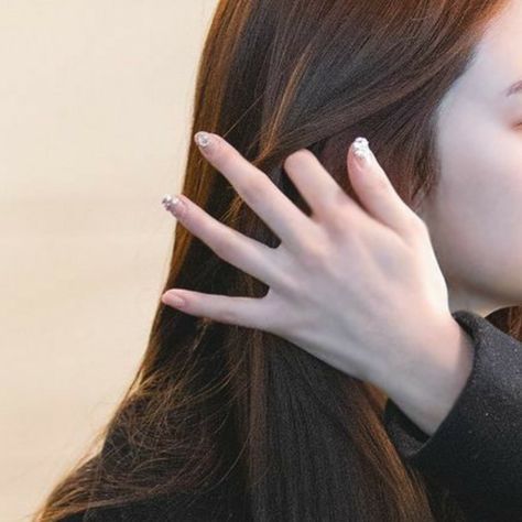 Pretty Hands Woman Aesthetic, Small Slim Hands, Hand Claims Female, Female Hand Claim, Dainty Hands Aesthetic, Pretty Small Hands, Small Hands Aesthetic, Female Hands Aesthetic, Pretty Female Hands