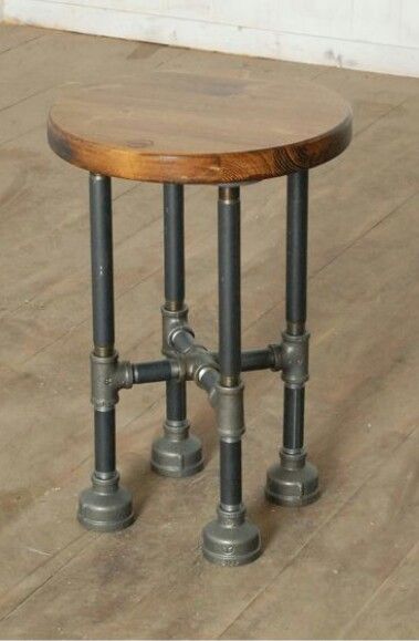 End table with pipe legs, for next to rocker, table. Galvanized Pipe Furniture, Industrial Diy Decoration, Industrial Diy Decoration Ideas, Diy Industrial Home Decor, Industrial Pipe Furniture, Pipe Table, Industrial Home Design, Pipe Decor, Wood Pipe