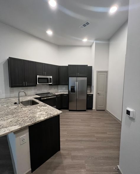 🚨 DEAL ALERT 🚨 Snag this deal on a brand new luxury apartment home for just $1291 per month! That’s a steal! 📌 Lewisville 📱 469-545-5216 for more info! #dfwapartments #dealalert #dfwapartmentlocators #dallasapartmentlocators #dfwapartmentlocator #luxuryapartments Regular Apartment, New Luxury Apartment, Black Apartment, Apartment Locator, Dallas Apartment, Vision Bored, Cozy Luxury, Girly Apartment Decor, Apartment Stuff