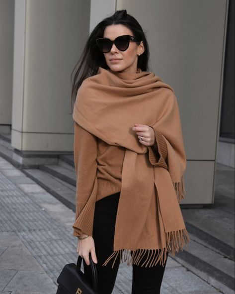 Camel Scarf Outfit, Camel Sweater Outfit Winter, Camel Turtleneck Outfit, Panama Outfits, Covered Outfits, Muslin Outfit, Camel Sweater Outfit, Classy Fashion Chic, Rich Mom