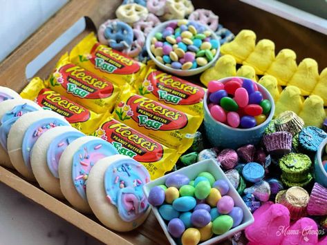 Diy Easter Candy, Easter M&ms, Easter Candy Bar, Candy Charcuterie, Dessert Charcuterie Board, Peanut Butter Easter Eggs, Holiday Dessert Table, Yogurt Covered Pretzels, Dessert Charcuterie