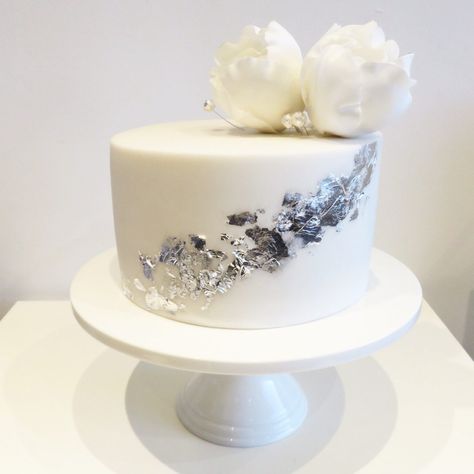 Silver Leaf and Sugar Roses Cake White And Silver Cake Design, Silver Cake Decorations, Silver Wedding Anniversary Cake Ideas, Silver Leaf Cake, Cake Silver Birthday, Silver And White Birthday Cake, 60th Wedding Anniversary Cakes, Silver Cake Ideas, Silver White Cake