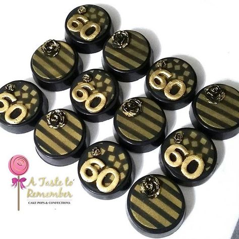 Black and gold chocolate covered oreos for a 60th birthday celebration 50 Th Birthday Cake, Gold Chocolate Covered Oreos, Birthday Chocolate Covered Oreos, Cake Sicles, 60th Birthday Favors, 50th Birthday Surprise, Strawberry Oreos, 66th Birthday, Black And Gold Cake