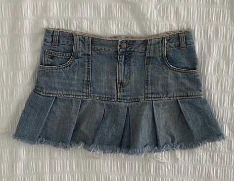 Denim Mini Skirt Y2k, Thrift Fits, Simple Girl Outfits, Pleated Skirt Pattern, 90s Mini Skirt, Y2k Denim Skirt, Account Aesthetic, Clothing Coquette, Denim Pleated Skirt