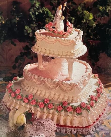 Wedding Ideas Victorian, 1950s Wedding Theme Vintage Style, 1990s Wedding Cake, Vintage Wedding Cake Aesthetic, Kawaii Wedding Cake, Kitschy Wedding Cake, 50s Wedding Cake, 1980s Wedding Cake, Fairycore Wedding Cake