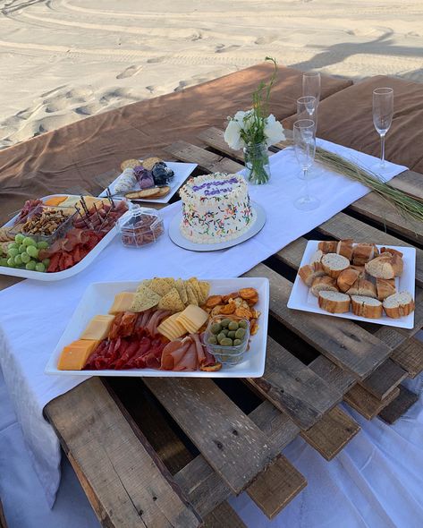 Seafood Picnic, Beach Picnic Food, Beach Picnic Foods, Beach Picnic Party, Girl Brunch, Picnic At The Beach, Picnic Menu, Girls Brunch, Beach Table