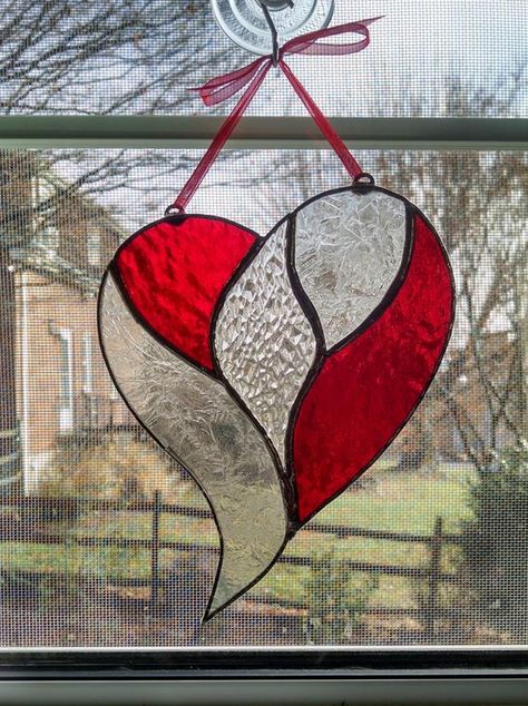 Made with a diamond cut textured clear glass center surrounded by red textured cathedral glass and etched clear glass, this sparkly heart suncatcher will light up your room! It measures approx 5 x 6. and hangs by a shimmery red ribbon. A suction cup window hanger is included. What a wonderful heart Stained Glass Heart, Tiffany Glass Art, Heart Suncatcher, Glass Art Design, Glass Art Pictures, Painted Glass Art, Valentines Decor, Wine Glass Art, Glass Art Projects