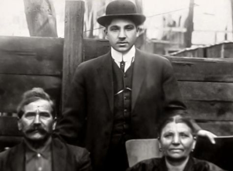 Young Frank Costello with his parents. Vincent Gigante, Polly Adler, Genovese Family, Italian Mobsters, Frank Costello, Mafia Style, Gangster Squad, Mafia 2, Uncle Frank