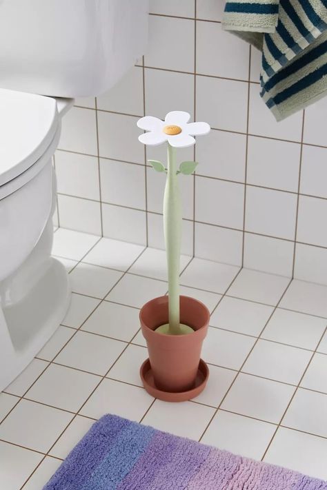 Cool Toilet Brush, Cute Toilet Brush, Fun Bathroom Accessories, Daisy Bathroom Ideas, Quirky Bedroom Decor, Dopamine Decor Bathroom, Toilet Brush Holder Ideas, Urban Outfitters Aesthetic, Cute Toilet