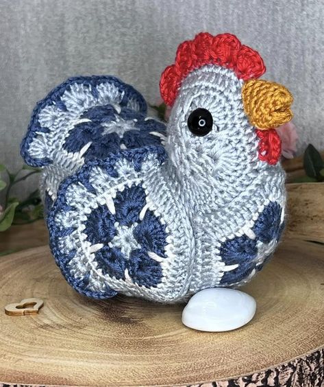 African Flower Crochet Animals, Chicken Crochet Pattern, African Flower Crochet, Crochet Egg, Chicken Crochet, Crochet African Flowers, Egg Laying Chickens, Crochet Flowers Easy, Chicken Pattern